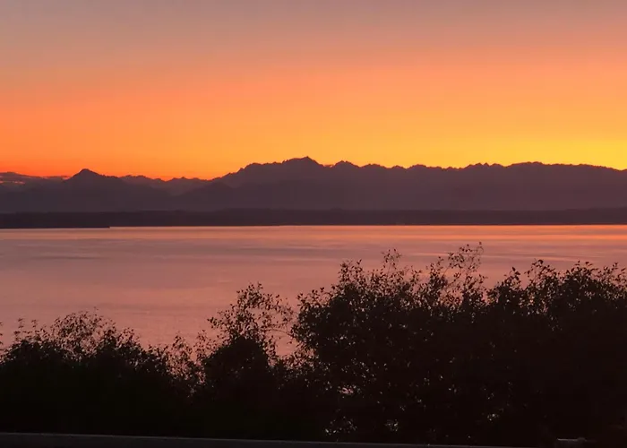 1-Bedroom Seaview Guesthouse On Seattle Luxury Estate With Views Of Olympic Mountains