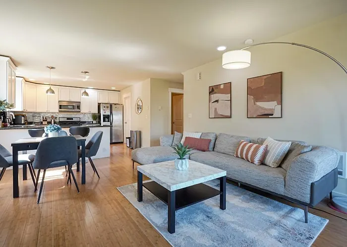 Stylish North Seattle Townhouse- Dual Master Suites