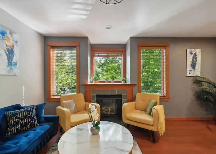 Charming 2Br Townhouse Near Green Lake