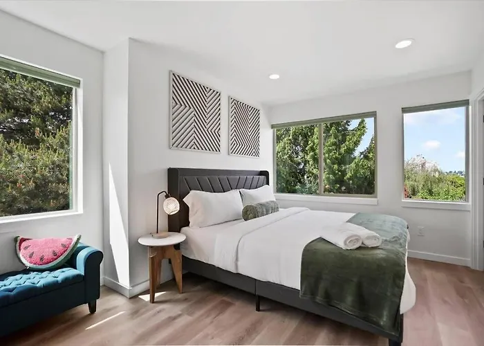 3Br 2.5Ba Rooftop View Green Lake Hideaway