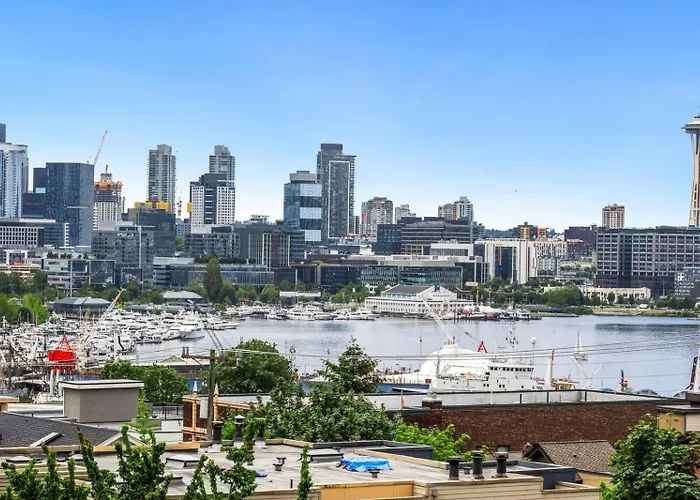 Seattle Skyline Retreat Cozy 1Bd W Balcony Views