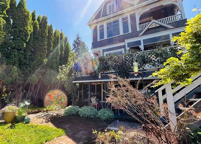 Blue Heron Manor - Historic Charm Centrally Located