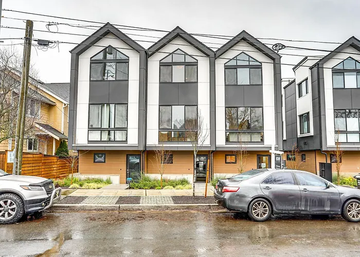Modern Seattle Townhome Walk To Light Rail!