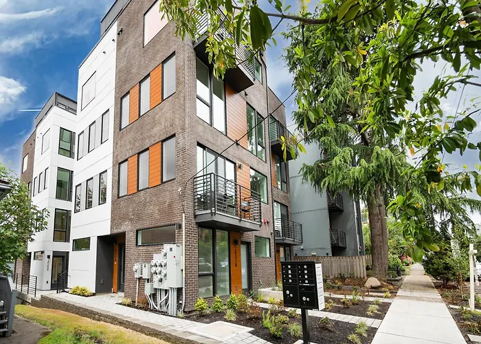 Brand New Eastlake Studio - Slu Uw Shops & Eats