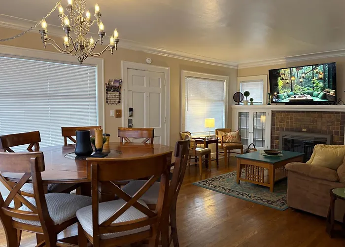 Seattle-Queen Anne-- 7 Bedroom 3 Ba--One Block To Spu