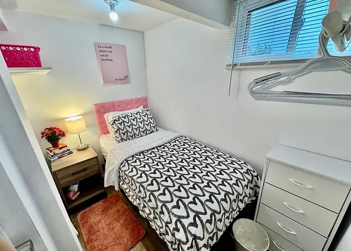 Tiny Private Room On The 1St Floor With Shared Bathroom Near Seatac Airport And Downtown Seattle