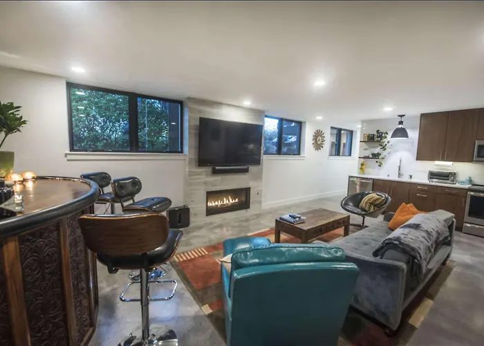 2 Bedroom Getaway Near Downtown