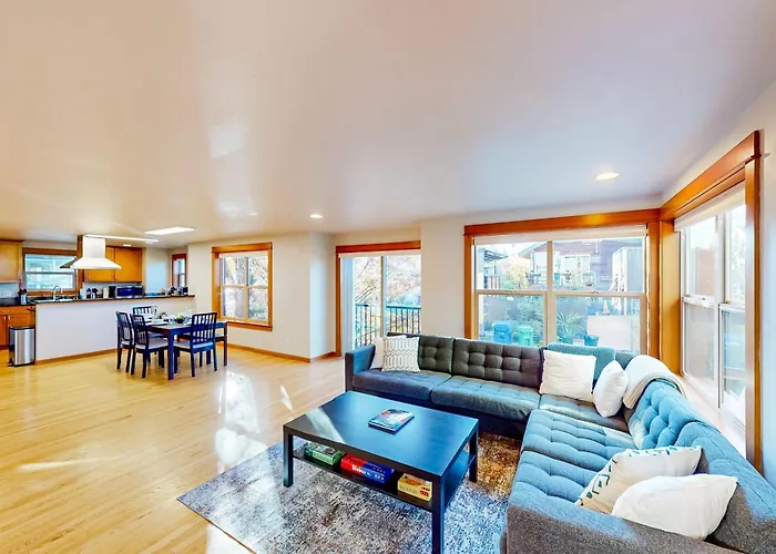 Seattle Adventure & Stadium Getaway