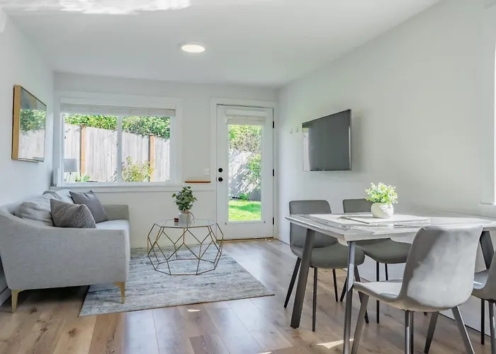 Cozy Pet Friendly Downstairs Retreat In Seattle