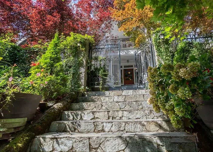 What are the best hotels near Chihuly Garden and Glass?