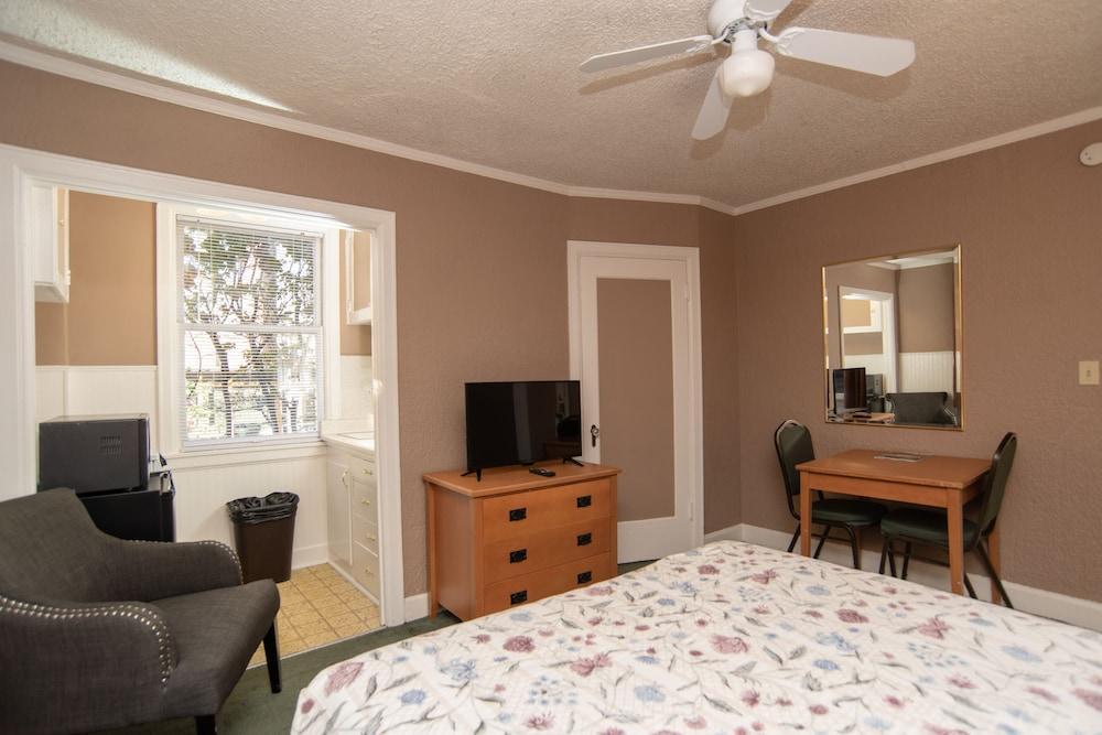 At Queen Anne 3*