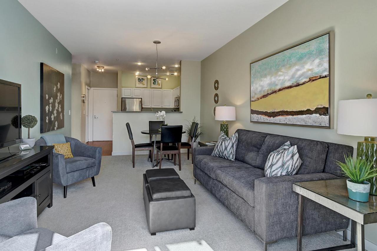 Water View Oasis With Pool & Gym Near Cruise In Heart Of Seattle