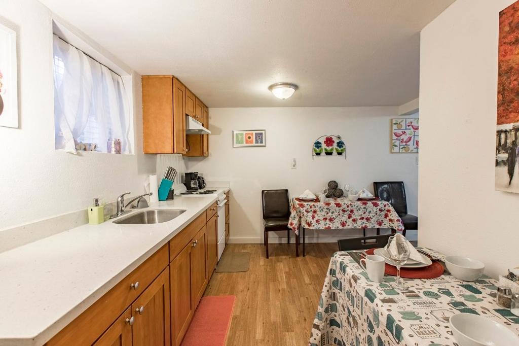 Apartment Urban Village- Unit B- Vista- Union- Sleeps 6 *