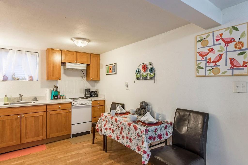 Urban Village- Unit B- Vista- Union- Sleeps 6 *