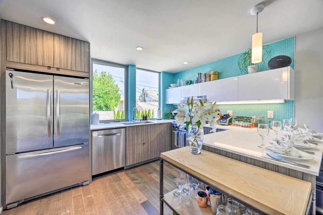 Holiday home Retreat With Canal And Mountain Rooftop Views! Seattle