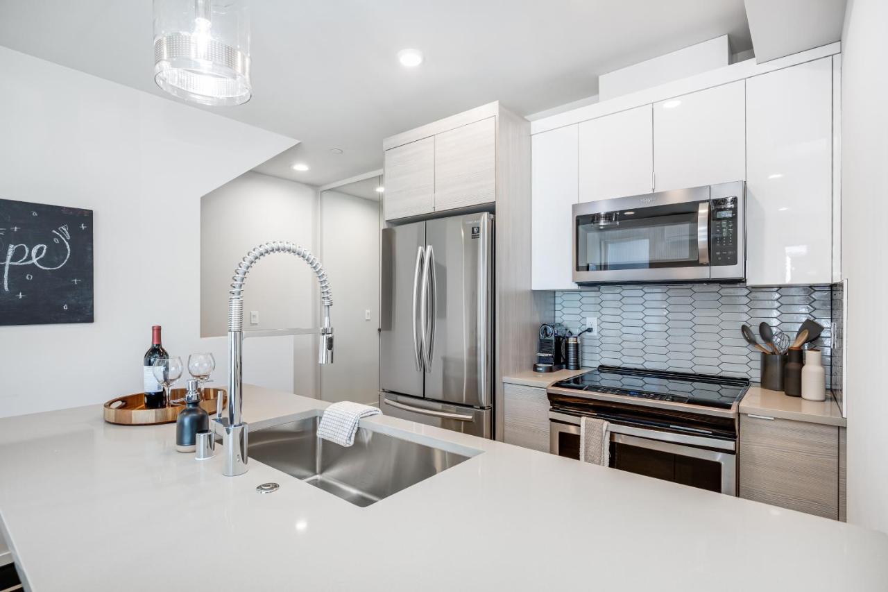 Holiday home Rooftop Patio With Waterview, Private Garden & Grill 3br 3ba- Modern Cityscape *