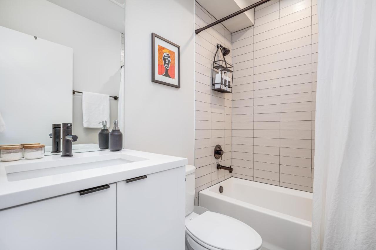 Rooftop Patio With Waterview, Private Garden & Grill 3br 3ba- Modern Cityscape