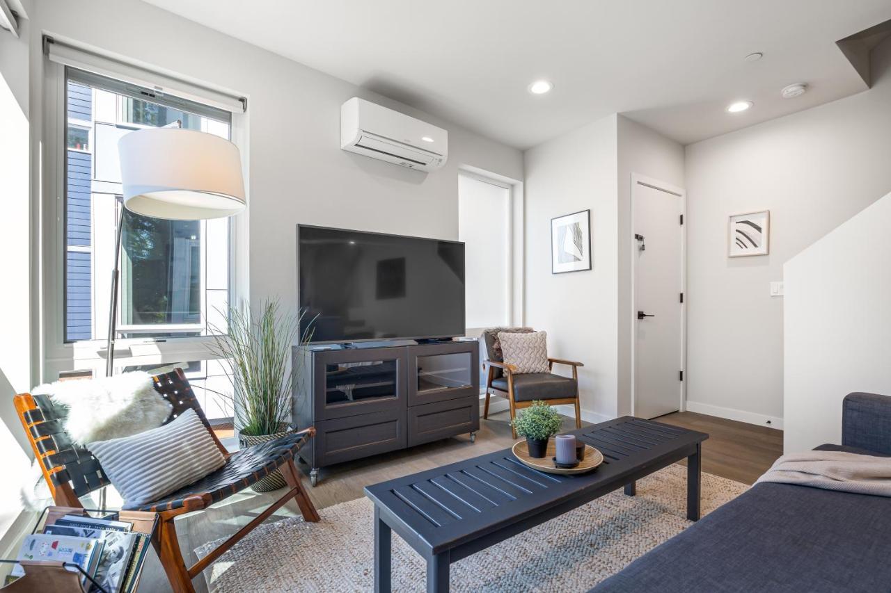 Rooftop Patio With Waterview, Private Garden & Grill 3br 3ba- Modern Cityscape *