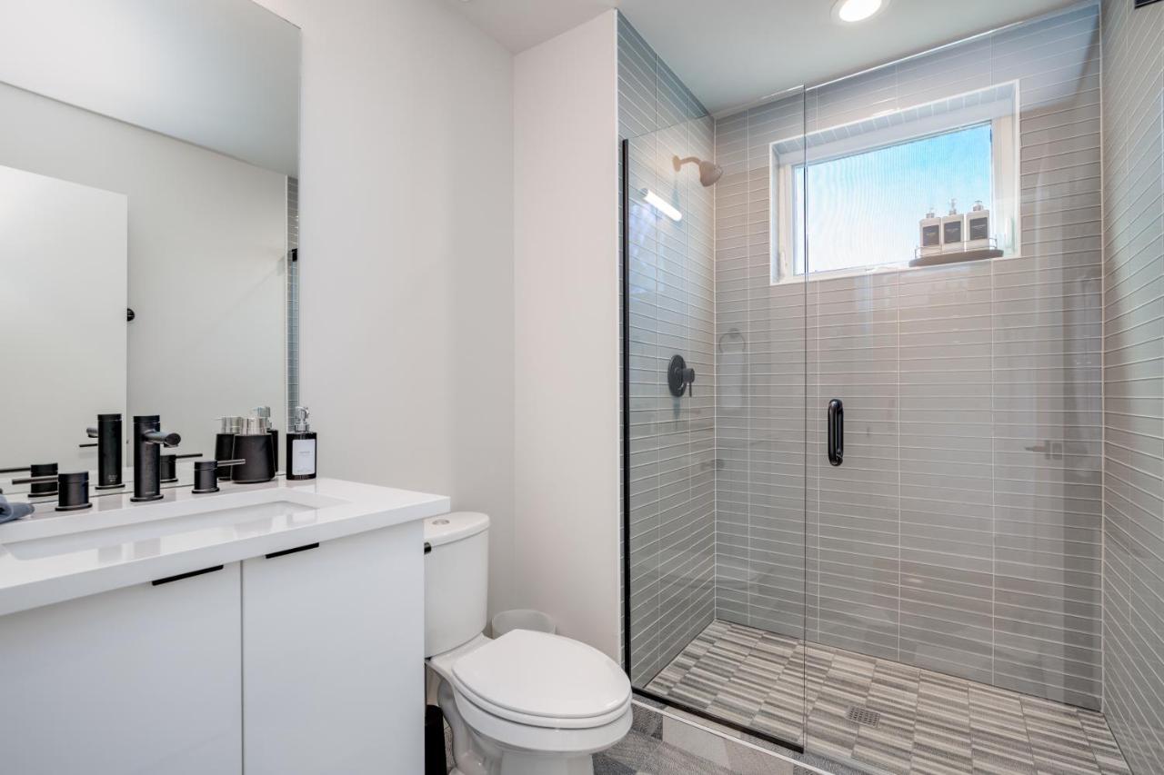 Holiday home Rooftop Patio With Waterview, Private Garden & Grill 3br 3ba- Modern Cityscape *