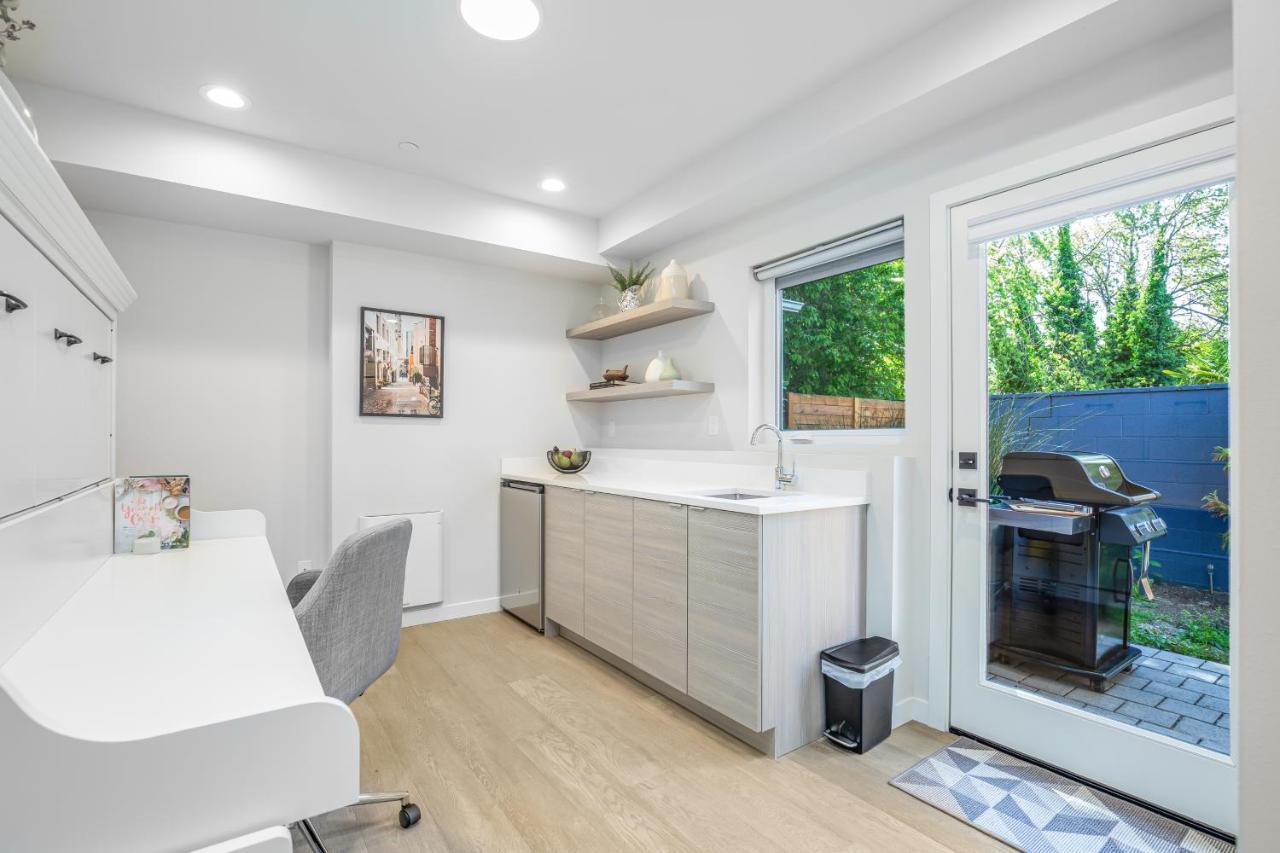 Rooftop Patio With Waterview, Private Garden & Grill 3br 3ba- Modern Cityscape Seattle