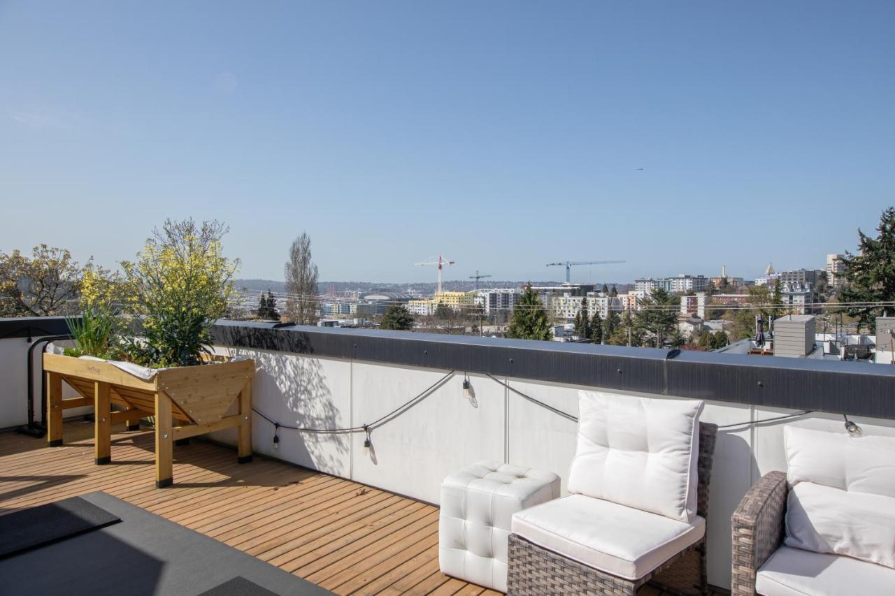 Modern Townhome In Seattle's District With Rooftop *