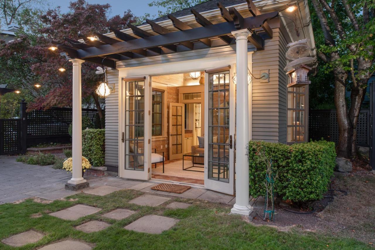 The Carriage House Hotel *