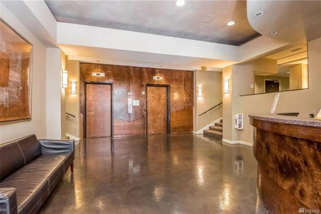 Modern Coastal Downtown, King Bed, Work Desk, Kitchen Seattle