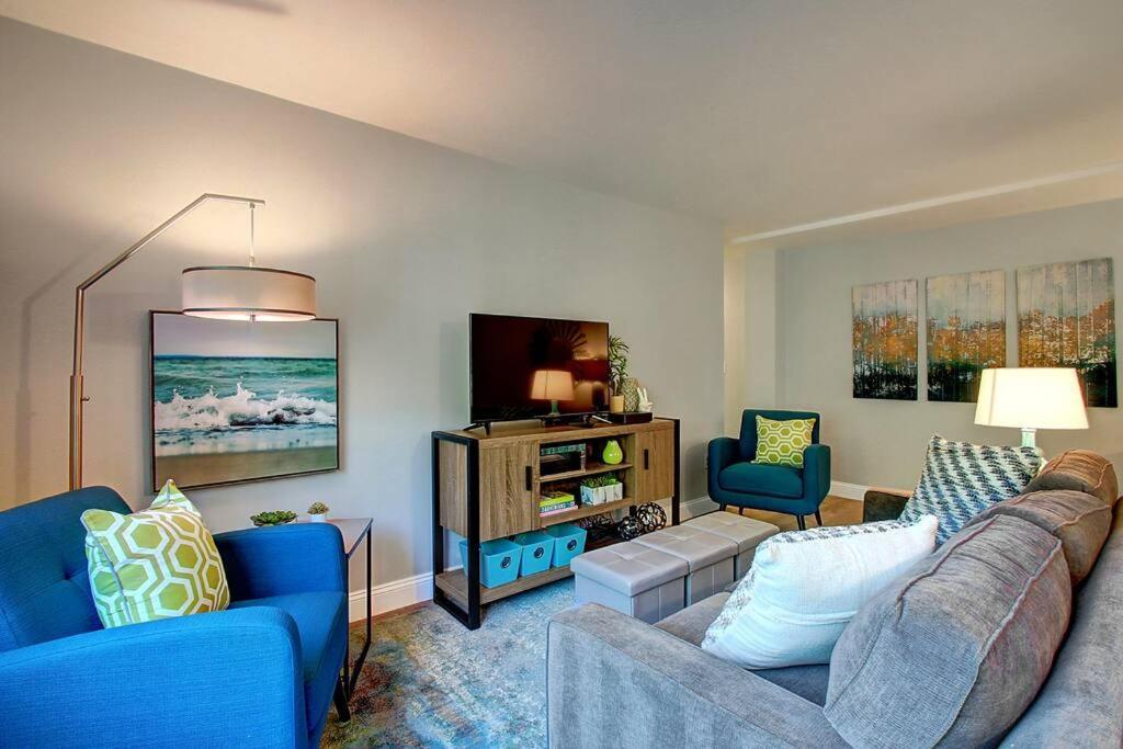 Modern Coastal Downtown, King Bed, Work Desk, Kitchen Holiday home Seattle
