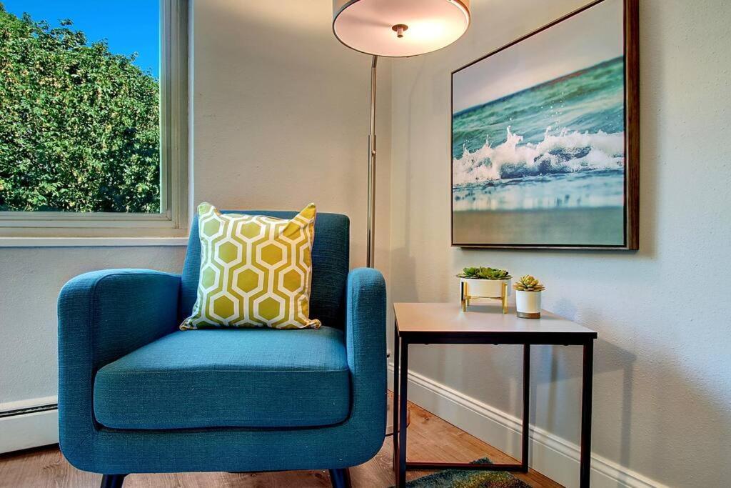 Modern Coastal Downtown, King Bed, Work Desk, Kitchen Seattle