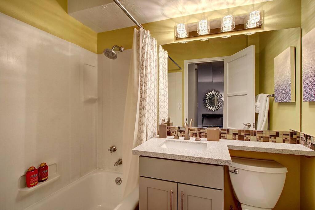 Modern Coastal Downtown, King Bed, Work Desk, Kitchen Holiday home *