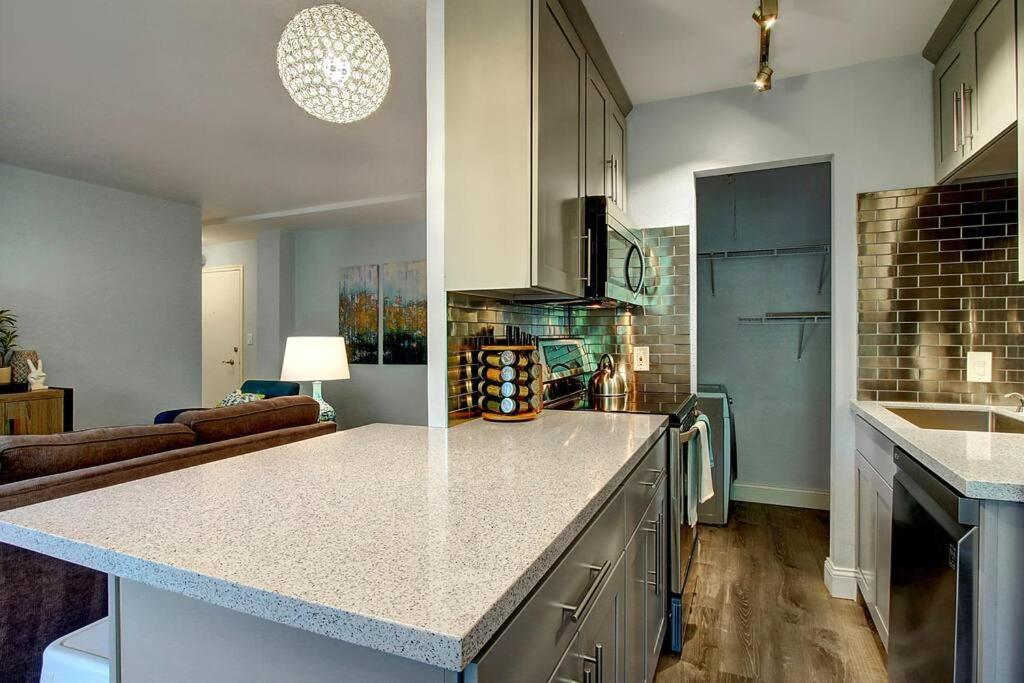 Modern Coastal Downtown, King Bed, Work Desk, Kitchen Holiday home