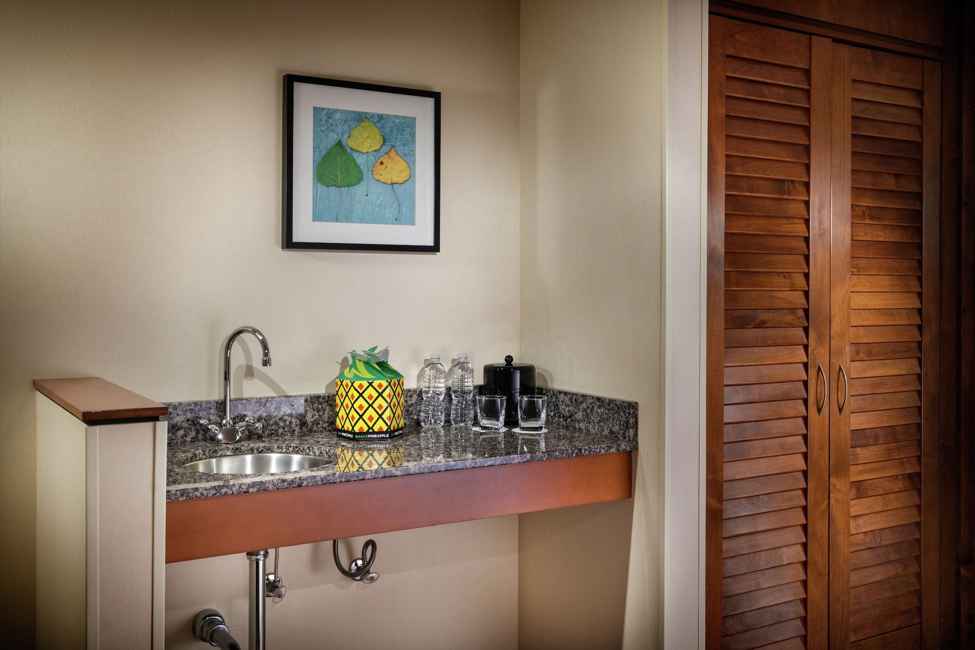 Hotel Staypineapple, Watertown Hotel, District