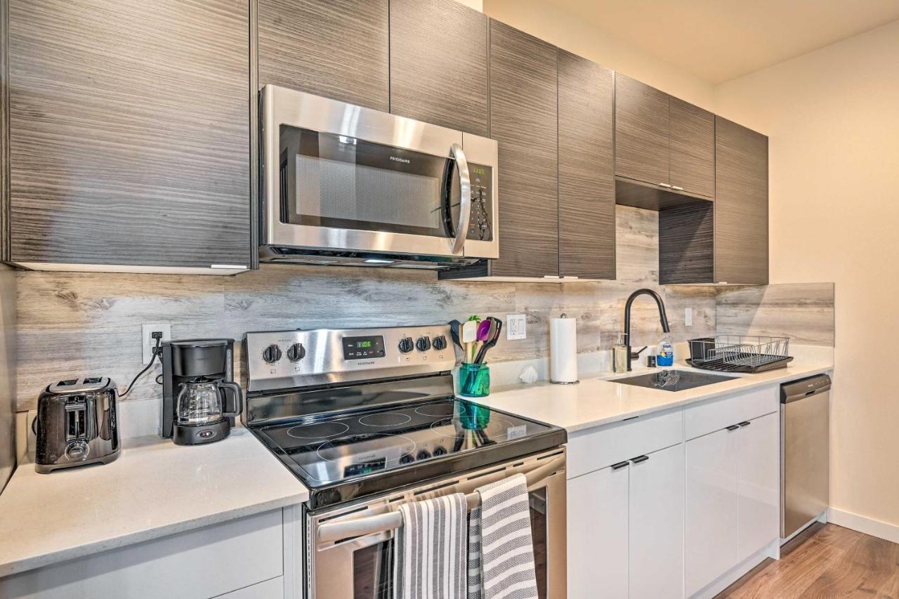 Holiday home Townhome Rooftop Deck Less Than 7 Mi To Dtwn *