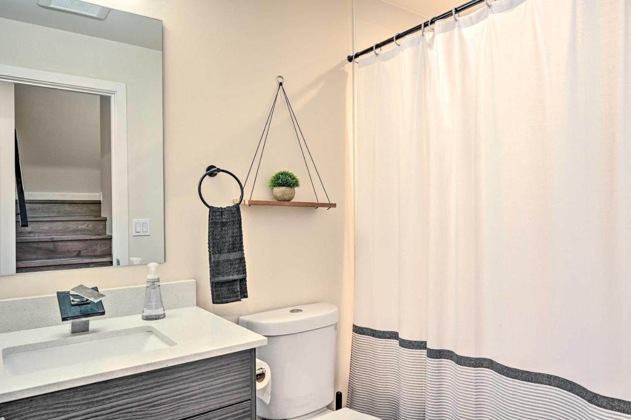 Holiday home Townhome Rooftop Deck Less Than 7 Mi To Dtwn *