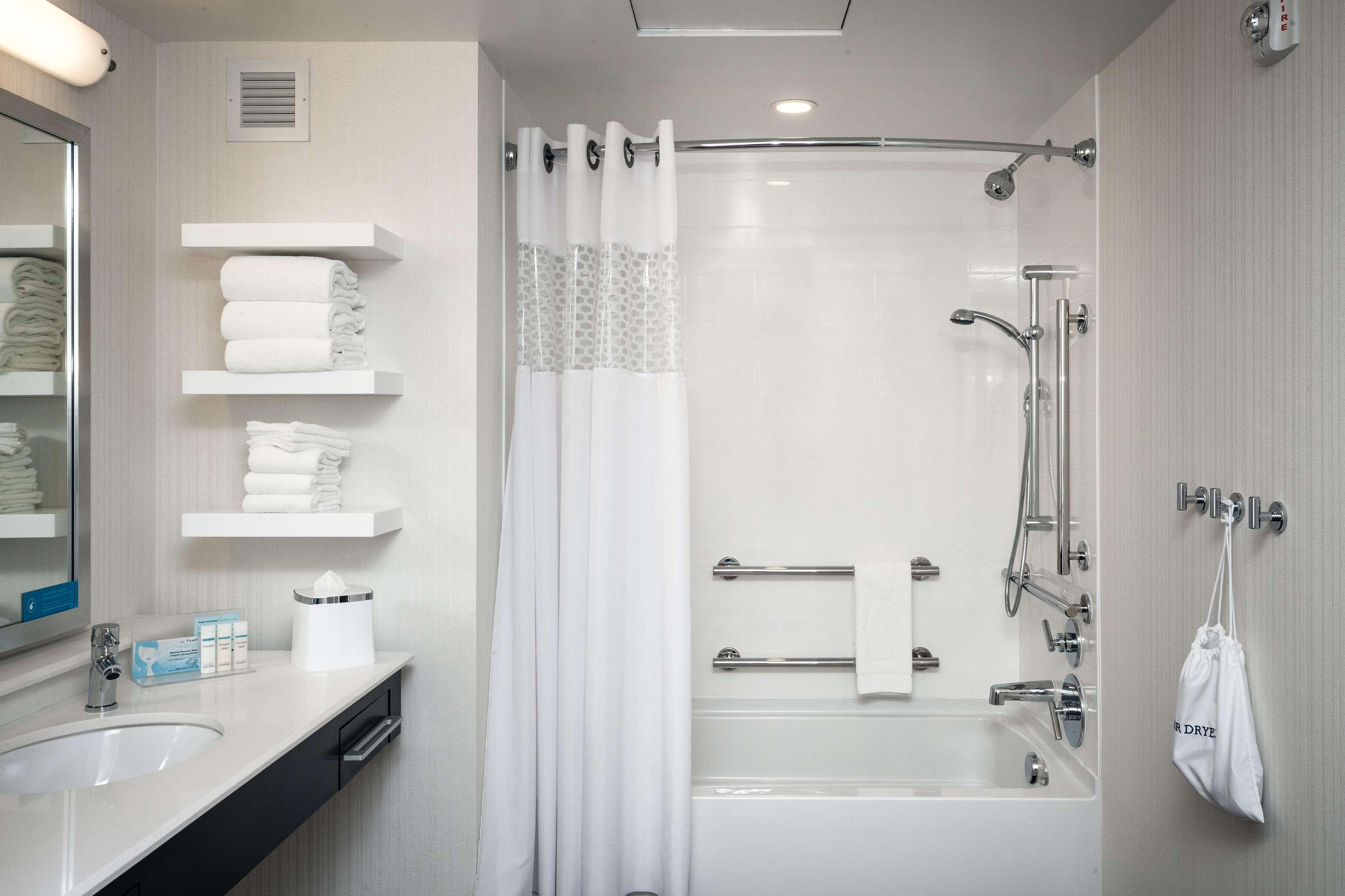 Hampton & By Hilton Seattle/northgate Hotel