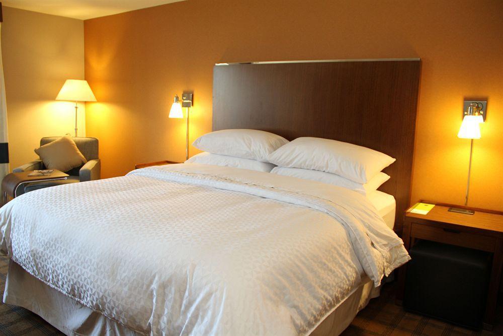 Sheraton Grand Hotel 4*