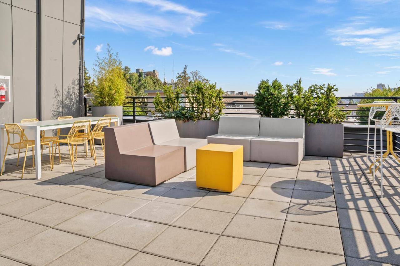 Apartment New Bright Capitol Hill Condo, Great Location Views *