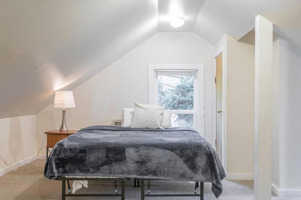 Large Funky 2 Or 3 Bedroom Unit In Prime Location * Seattle