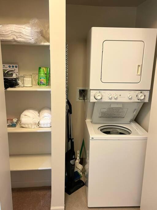 The Golden Serene - Uniquely Furnished Near Lake Washington - Free Parking & Wifi * Seattle