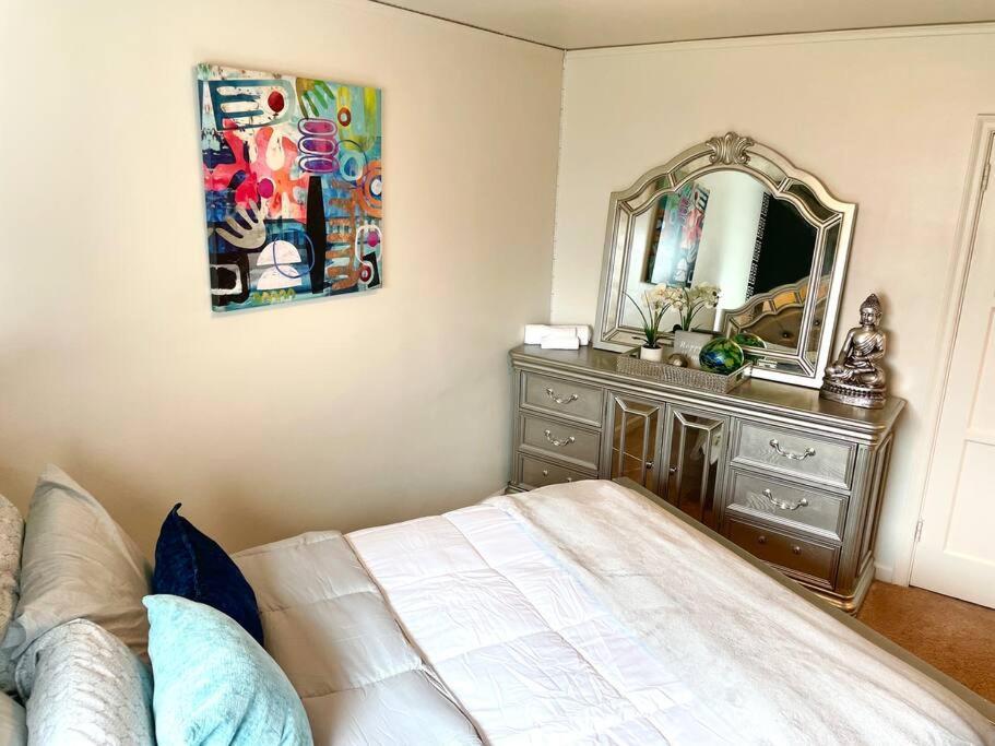 Apartment The Golden Serene - Uniquely Furnished Near Lake Washington - Free Parking & Wifi