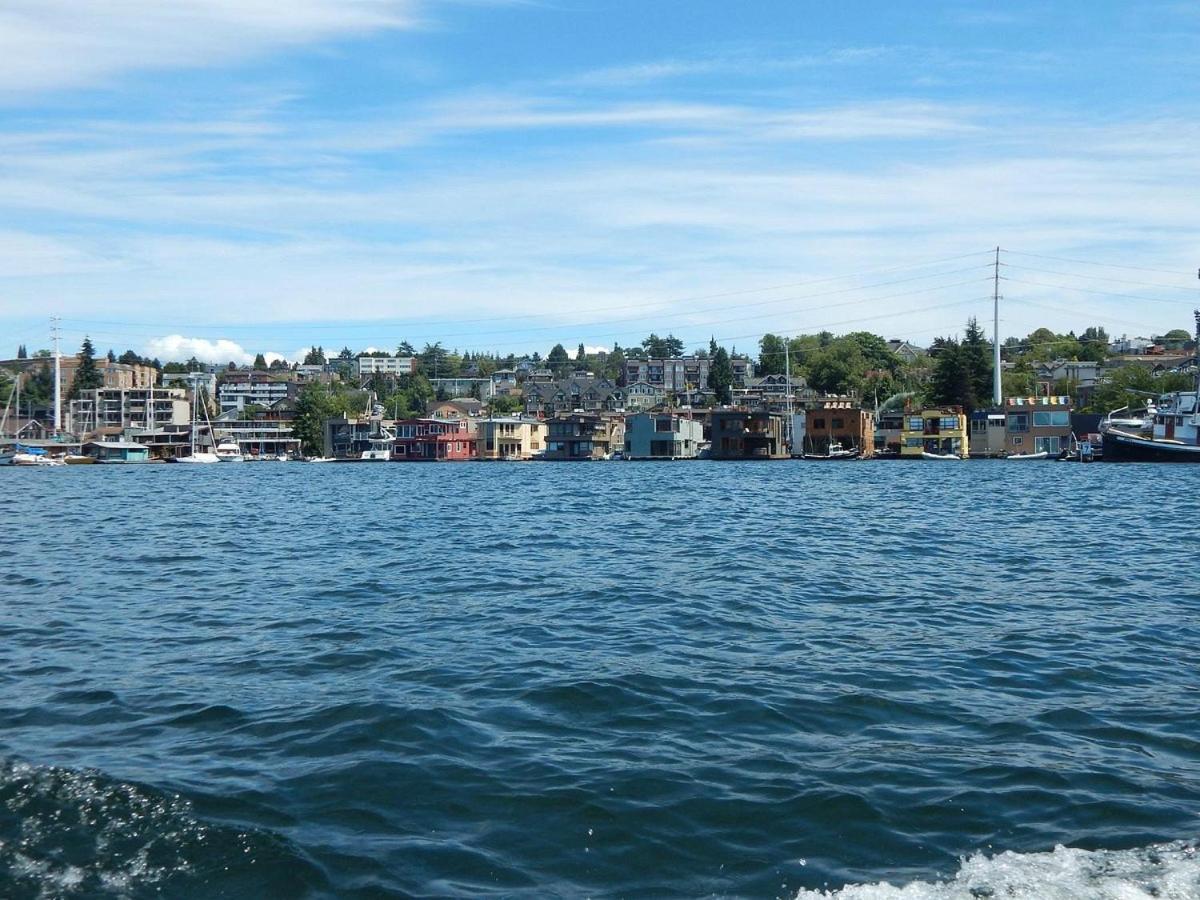 The Golden Serene - Uniquely Furnished Near Lake Washington - Free Parking & Wifi Apartment