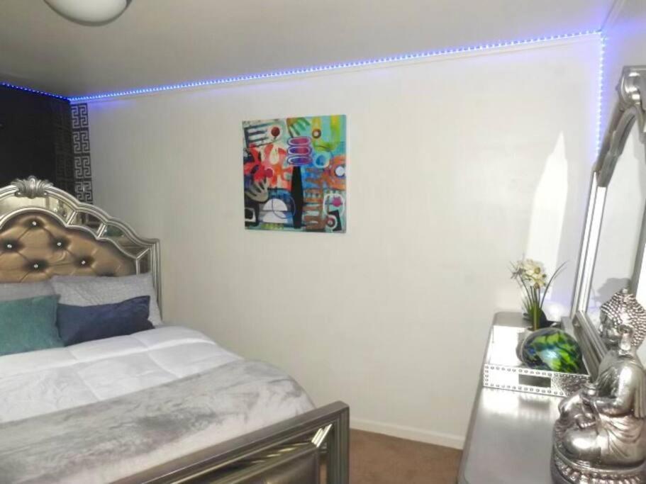 The Golden Serene - Uniquely Furnished Near Lake Washington - Free Parking & Wifi * Seattle