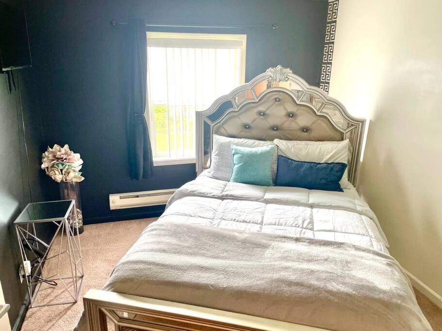 The Golden Serene - Uniquely Furnished Near Lake Washington - Free Parking & Wifi Apartment Seattle