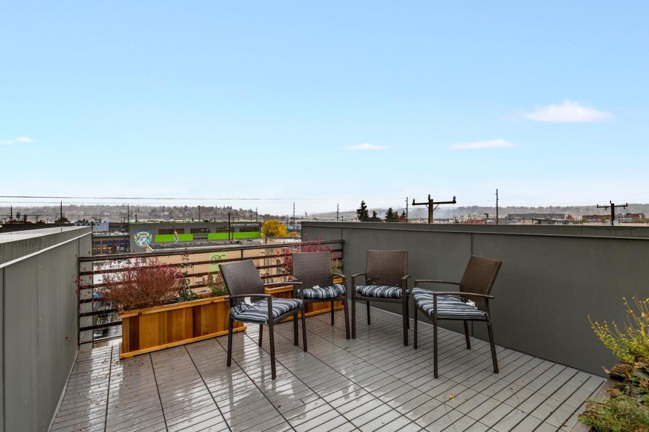 Holiday home 2br 2ba The Ballard Modish, Location With Rooftop View