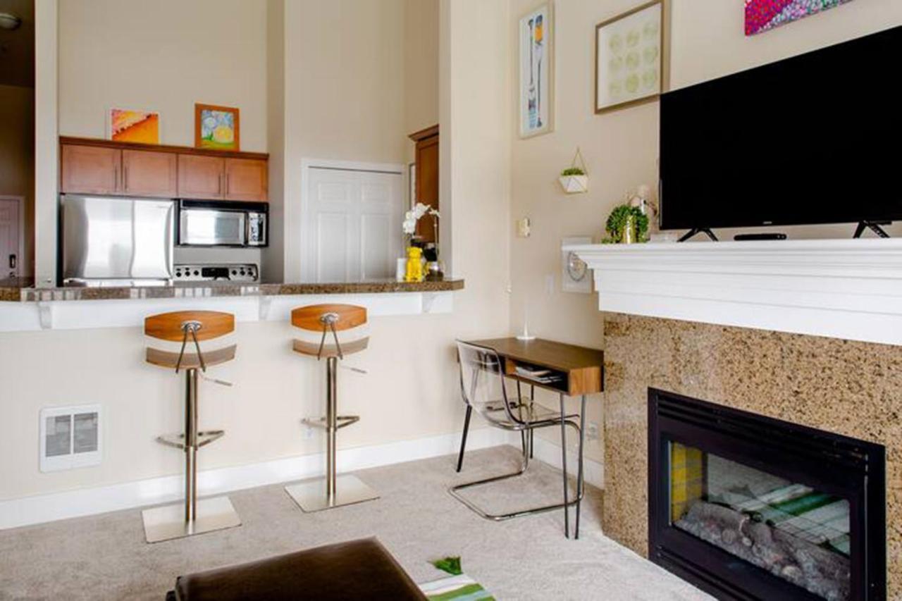 Apartment Floor Water View Oasis Near Space Needle & Cruise *