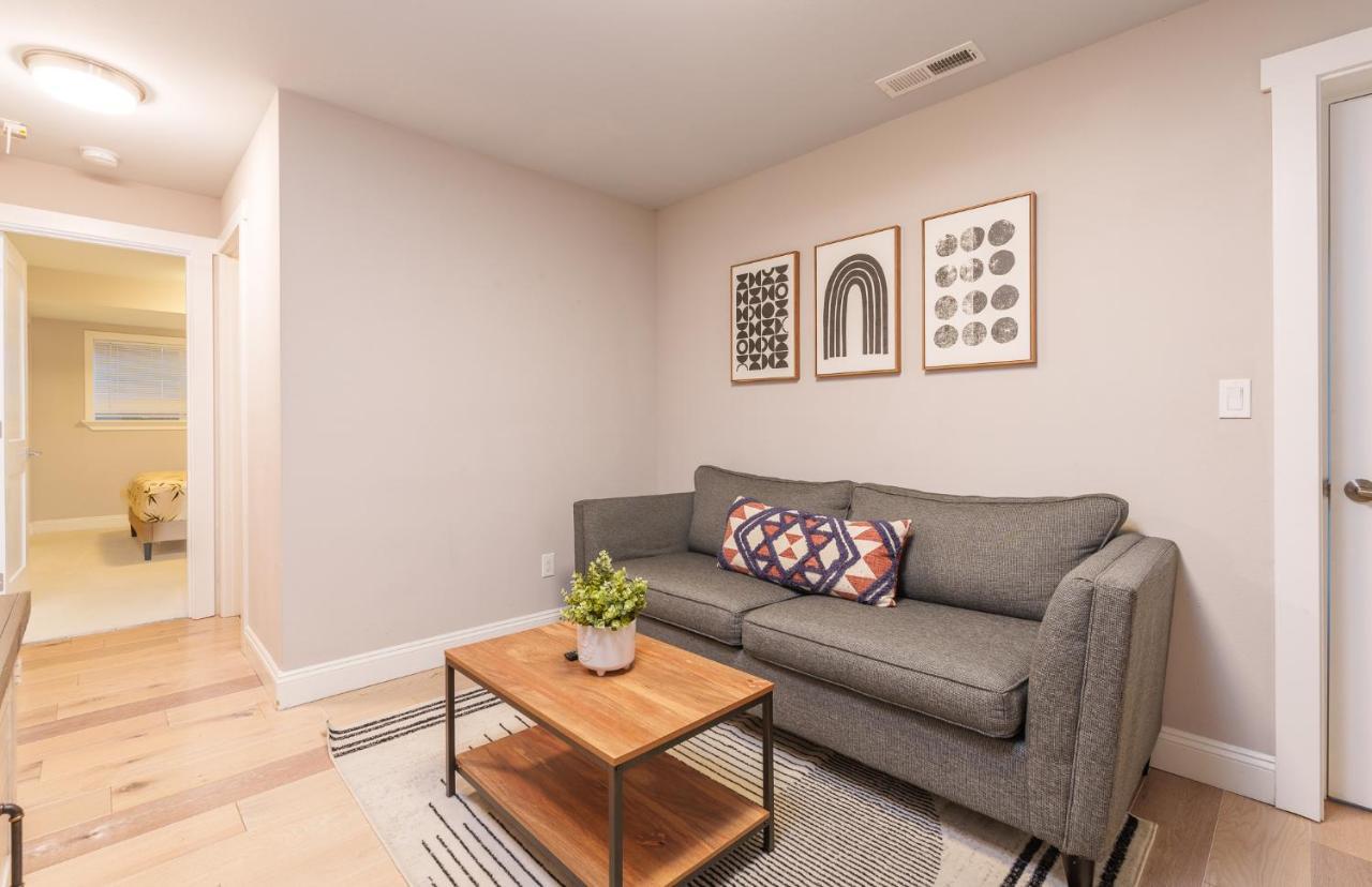 Upgraded With 5 Bedroom 4 Bath 4 Free Gated Parking Space, Family,ev,rv Friendly Holiday home