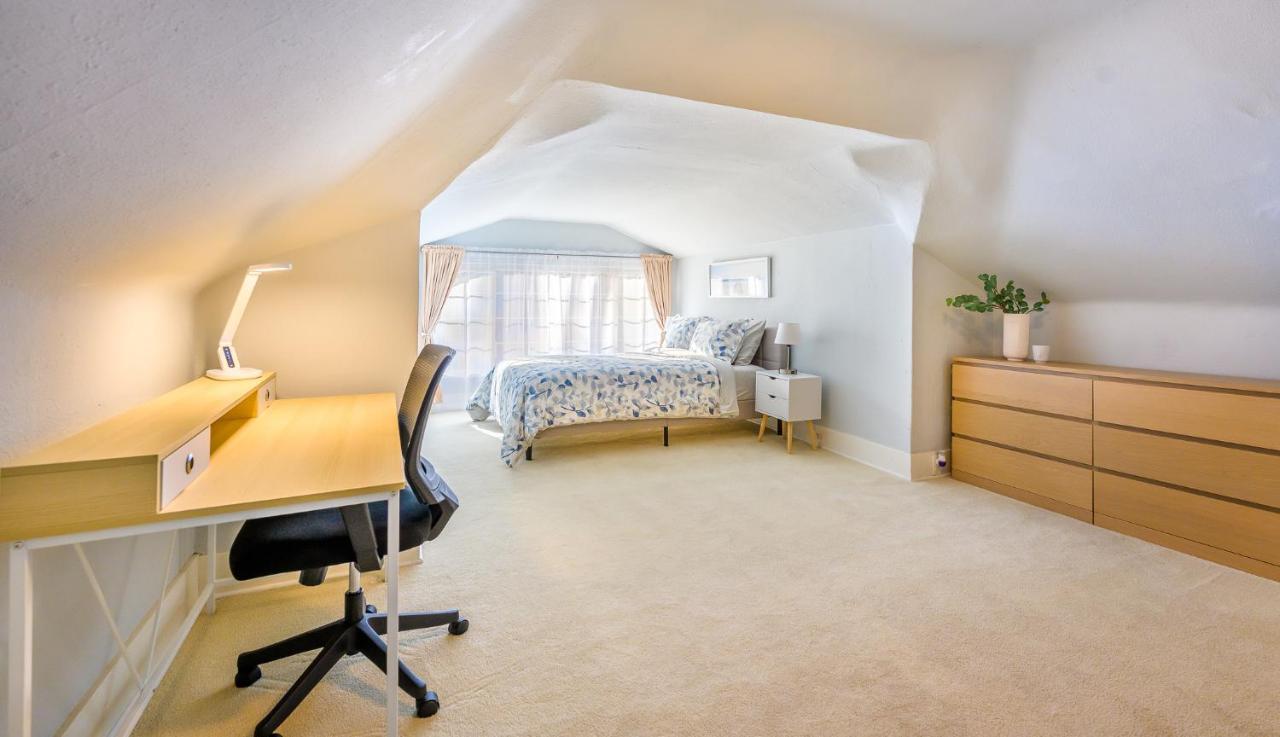 Upgraded With 5 Bedroom 4 Bath 4 Free Gated Parking Space, Family,ev,rv Friendly Holiday home