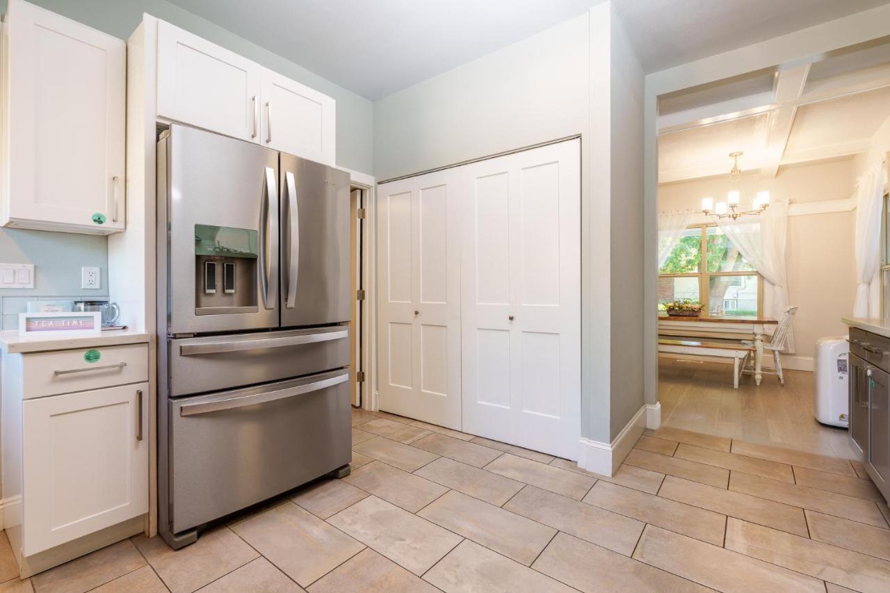 Holiday home Upgraded With 5 Bedroom 4 Bath 4 Free Gated Parking Space, Family,ev,rv Friendly *