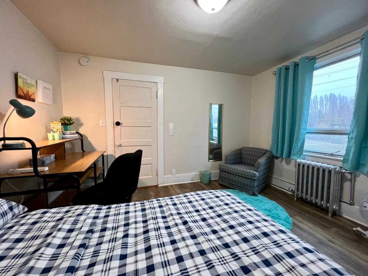 Homestay Private With Shared Bathroom Near Airport And Downtown *