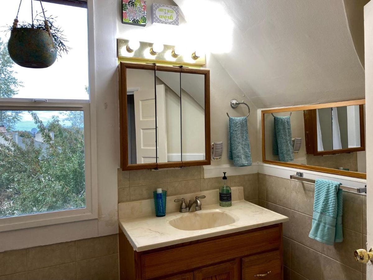 Homestay Private With Shared Bathroom Near Airport And Downtown *